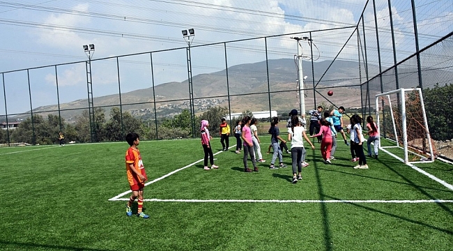 Aliağa Belediyesinden tüm mahallere halı saha