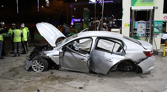Alkollü sürücü benzinliğe girdi: 1'i ağır 4 yaralı