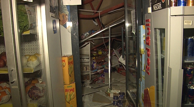 Asma tavanı çöken markette mahsur kalan iki kişi kurtarıldı