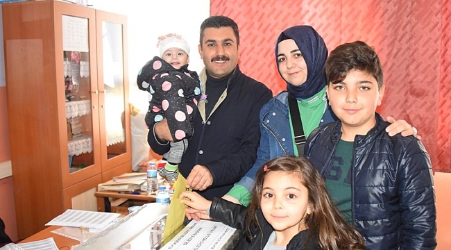Başkan uğurlu, eşi ve çocuklarıyla sandığa gitti