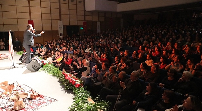 Bayraklı'da halk müziği konseri