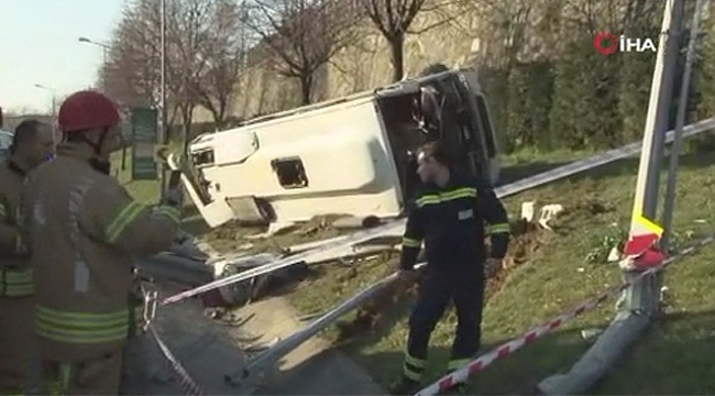 Bayrampaşa'da servis minibüsü devrildi: 8 yaralı