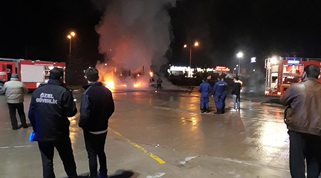 Dinlenme tesisine park ettiği tekstil yüklü tır alev alev yandı