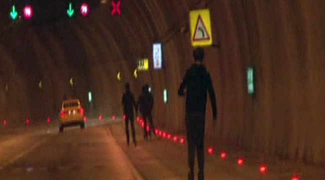 Dolmabahçe Tüneli'nde patenli gençlerin tehlikeli yolculuğu