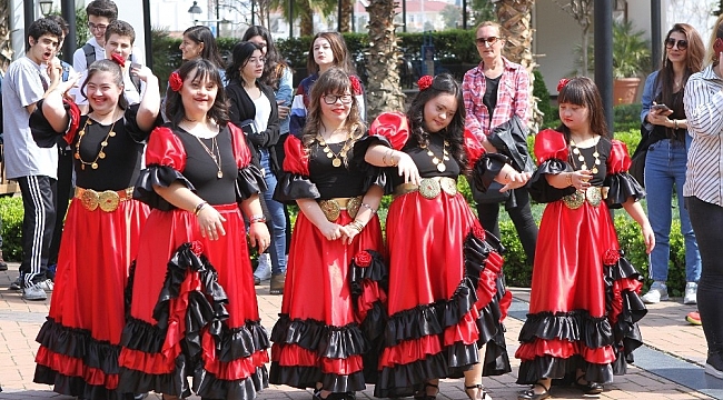 Down sendromlular, vals ve çaça ile farkındalık oluşturdu