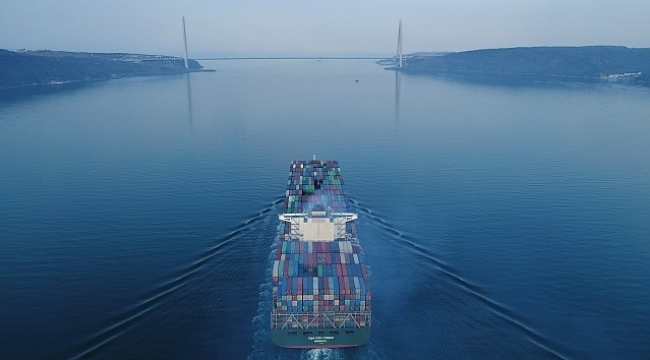 Dünyanın en büyük kargo gemisi havadan görüntülendi