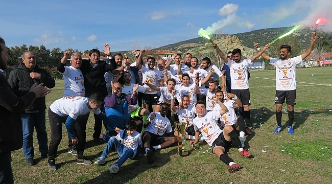 Foça Belediyespor, kupasını aldı