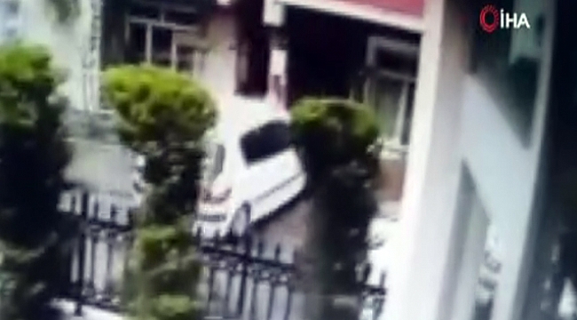 Fren yerine gaza basan kadın sürücü yolun karşısındaki eve daldı