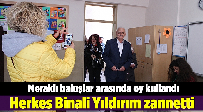 Herkes Binali Yıldırım zannetti: Benzeri meraklı bakışlar arasında oy kullandı