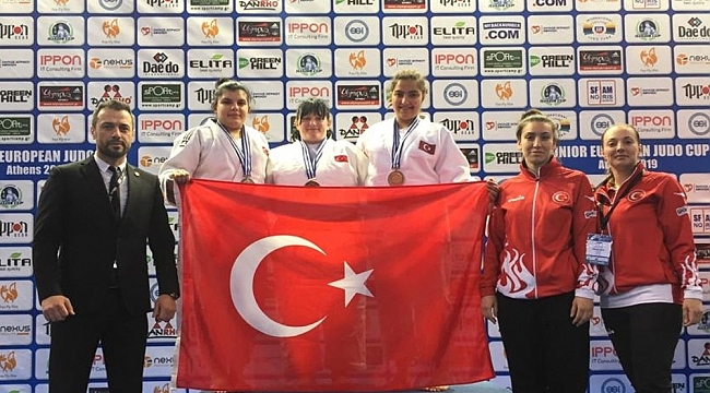 İlk turnuvada kürsüye çıktı