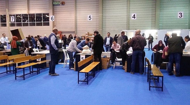 İzmir'de oylar seçim kurullarına gelmeye başladı