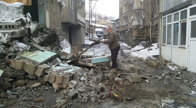 Kar yağışına dayanamayan toprak ev çöktü