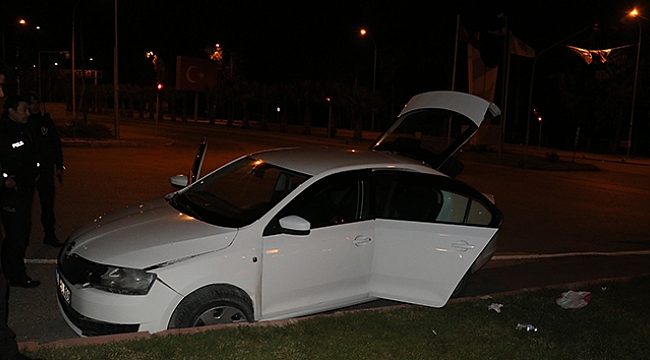 Kaza yaptılar, otomobili kilitleyip kaçtıkları sırada polise yakalandılar