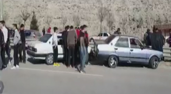 Kazayı izlerken kaza yaptılar!