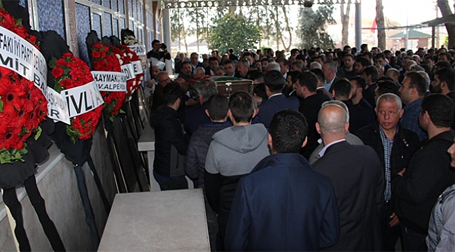 Oğlunun cenaze törenine kelepçeli olarak katıldı