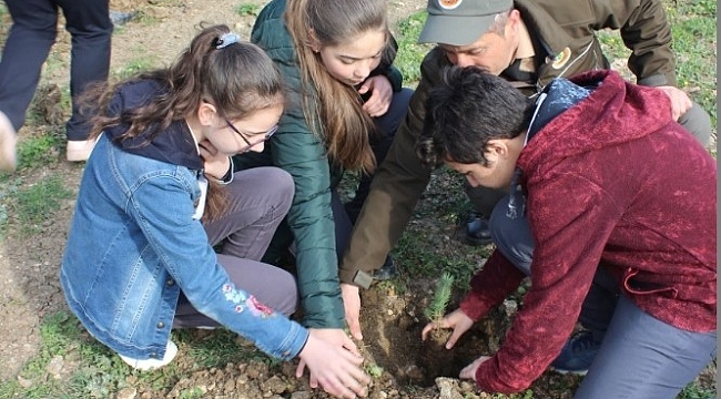 Öğrenciler, Dünya Ormancılık Günü'nde fidanları toprakla buluşturdu