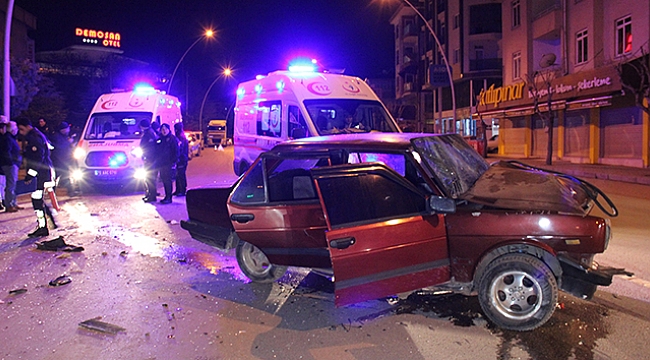 Otomobil park halindeki kamyonete arkadan çarptı: 5 yaralı