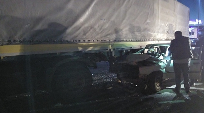 Otomobil tırın altına girdi, aile ölümden döndü