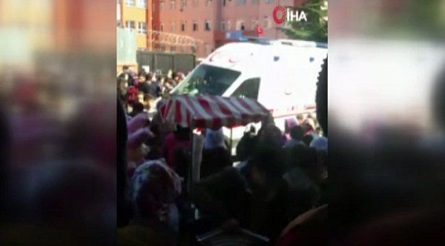 Otomobiliyle okul önündeki kalabalığa daldı: 3'ü çocuk 4 yaralı