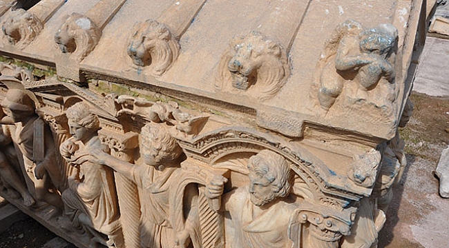 Tarihi lahit maviye boyandı