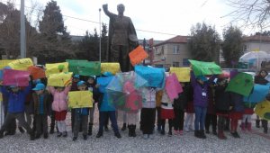 TED İzmir Kolejinden iklim için okul grevine 100 öğrencisiyle destek