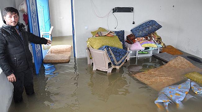 Yüksekova'da ev sular altında kaldı