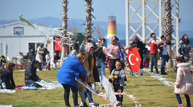Aliağa'da Uçurtma Şenliği gökyüzünü renklendirdi