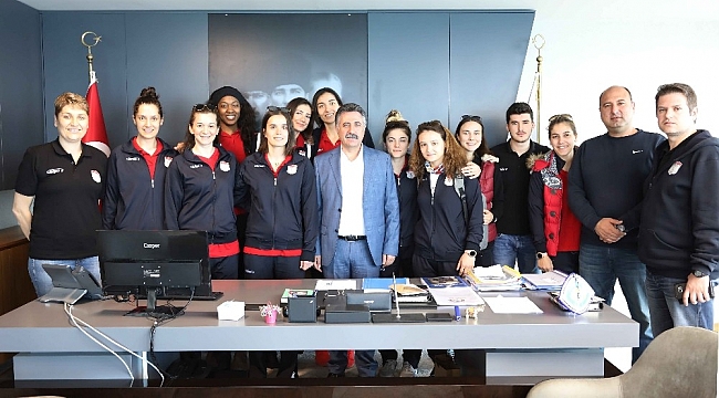 Bayraklı'nın kızlarından rakiplerine gözdağı