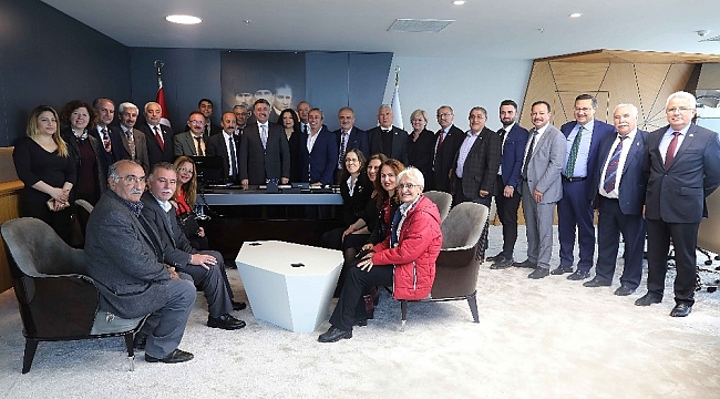 Belediye kapılarını halka açtı, ziyaretçi akınına uğradı