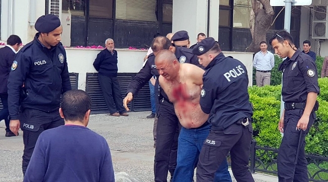 Büyükşehir önünde eline jilet alan şahıs biber gazıyla etkisiz hale getirildi