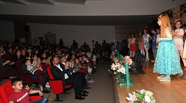 Çiğli'de 23 Nisan şenliği tiyatro ile devam etti