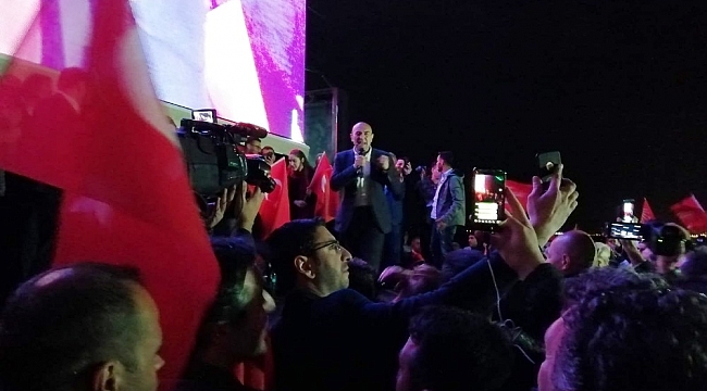 İzmir&#039;de CHP&#039;liler kutlama yaptı