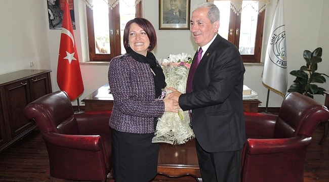 Karaburun'un ilk kadın belediye başkanı göreve başladı