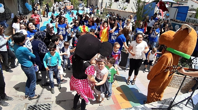 Otizmin eksiklik değil farkındalık olduğunu anlatan etkinlik
