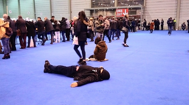 Seçim yorgunları yerde uyuyakaldı