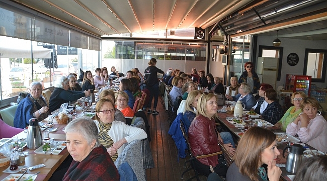 Türk Anneler Derneği&#039;ne yeni katılan 40 üyeye rozet