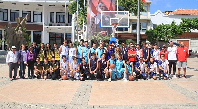 Çeşme'de sokak basketbolu etkinliği