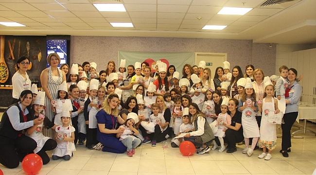 Minikler anneleri için mutfağa girdi