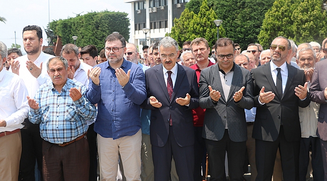 İzmir'de Mursi için gıyabi cenaze namazı kılındı...