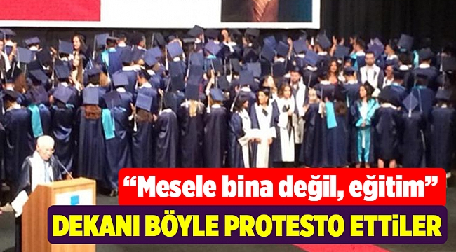 Profesörü sahneden inmek zorunda bırakan protesto