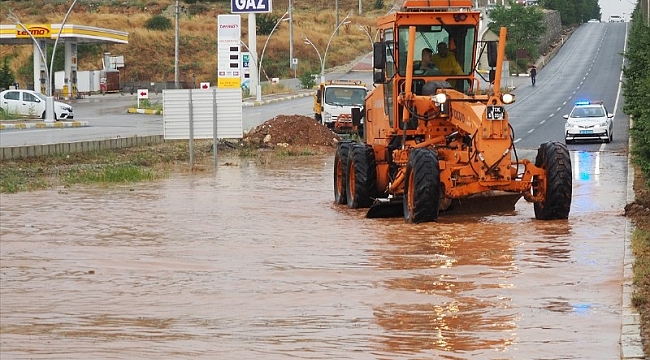 Sağanak İzmir yolunu kapattı