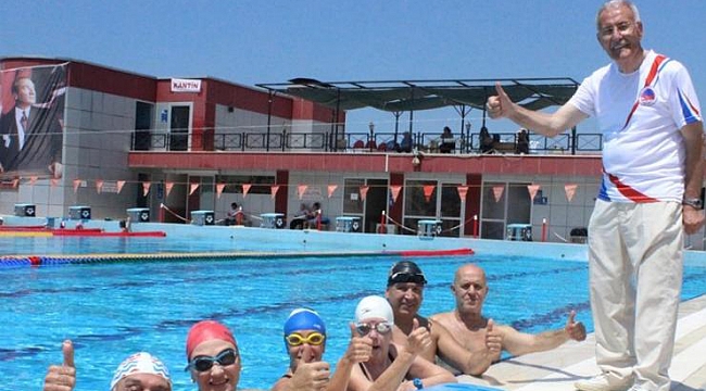 Attırdığı kulaçlarla hayata bağlıyor