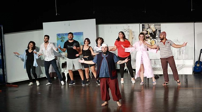 Yaka Gençlik Tiyatrosu Gülmekten Kırdı Geçirdi