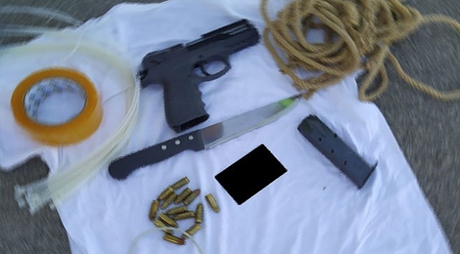 Eşi 'Öldürmeye geliyor' diye ihbar etti, silah ve bıçakla yakalandı!