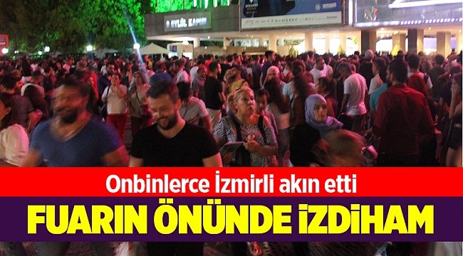 İzmir'de, fuar kapılarının önlerinde izdiham