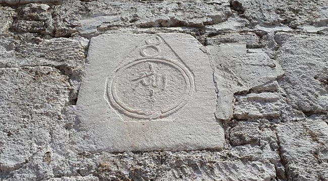 Tarihi eserlerden duvar yapmışlar!