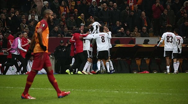 Galatasaray evinde yıkıldı!