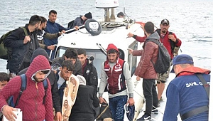 İzmir’de 239 kaçak göçmen ve 4 göçmen kaçakçısı şüphelisi yakalandı