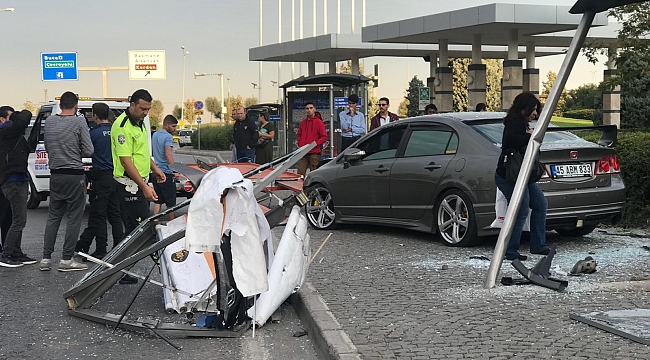 Kontrolden çıkan otomobil otobüs durağına çarptı