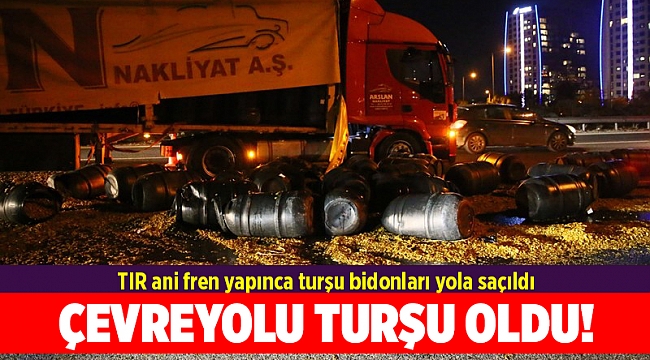 TIR ani fren yapınca turşu bidonları yola saçıldı